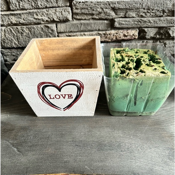 Cute 🥰 wooden planter with insert - Picture 5 of 5
